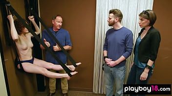 Afspelen Magere amateur babe Nikki bevredigt haar gebonden vriendjes harde lul