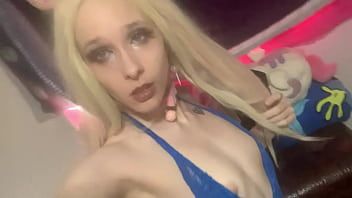 Reproduzir Garota gamer com corpo perfeito em lingerie