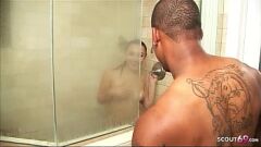 play Remaja melengkung 'Khloe Kush' menjadi basah dan liar dengan penis hitam besar di kamar mandi