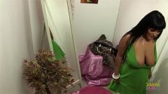 再生 大きなおっぱいのあるブルネットの熟女は、ランジェリーの買い物の後、肛門掘削に抵抗することはできません