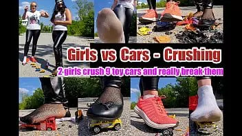再生 2人の女の子が9台のおもちゃの車を押しつぶし、実際にそれらを壊し、蹴り、踏みつけ、押しつぶし、押しつぶし、押しつぶし、壊れたプラスチック製の車をジャンプ、ジャンプ、クラッシュさせ、破壊された車を押しつぶし、蹴り、踏みつけ、押しつぶし、粉砕し、押しつぶし、壊れたプラスチック製の車