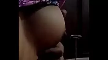 Reproduzir Desi bonita com tesão limpando o mamilo e ordenhando seus seios macios