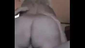 Riproduci Una nonna bionda e grassa squirta ripetutamente mentre cavalca un cazzo