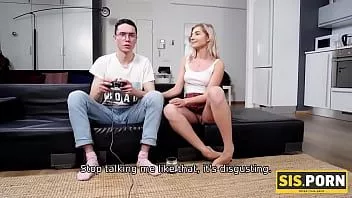 Reproducir Sis.porn. chica anhela polla y encuentra la manera de ser puntuada por su hermanastro adicto a los videojuegos