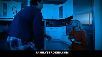 play Une demi-soeur sexy se fait manger la chatte serrée de son ado par son demi-frère