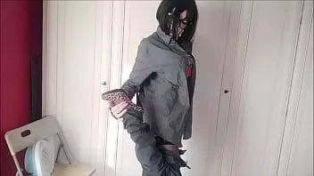 play 男性服を着たシャンタルのストリップショー