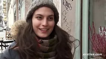 Redare Ersties: o fetiță italiană sexy își joacă păsărica ras