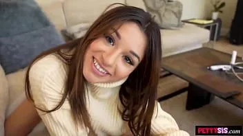 play Adik tiri mungil ketahuan menggosok vaginanya dengan bantalnya sekarang dia harus disetubuhi oleh saudara tirinya yang besar