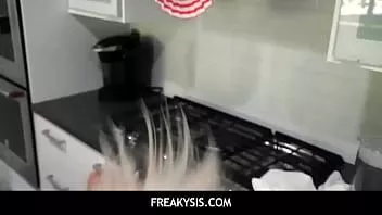 Reproducir Kenna james tomando la polla de su hermanastro en su panecillo por detrás