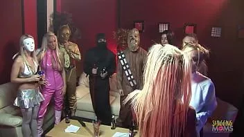 play এই কস্টিউম পার্টিটি হল গ্রুপ সেক্সের বিষয় কারণ কয়েক দম্পতি তাদের pussies ভরা হচ্ছে