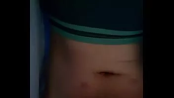Odtwórz Femboy sam i cumming z wibratorem