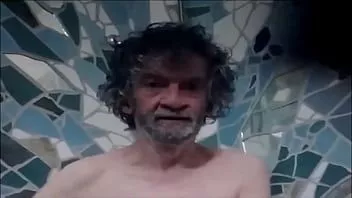 Riproduci Dai capelli lunghi alla testa rasata (parte 1)