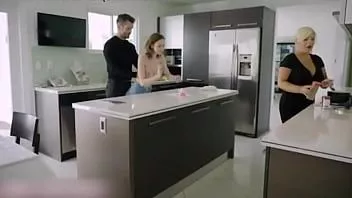 Oynat Üvey kız, istediği zaman tüm yaramaz fantezilerini gerçekleştirmek için vücudunu ödünç verir.
