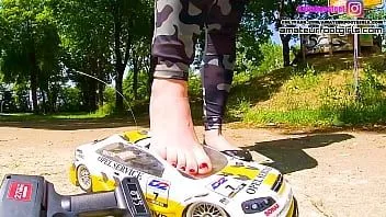 Odtwórz Kati's dtm racing car auto miażdży deptanie deptanie miażdżenie boso baleriny miażdżą