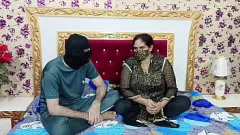 再生 天性の才能に恵まれたデジ・バビと彼女のデヴァールとの忘れられない大騒ぎ