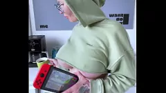 play Мастурбирующая милфа в леггинсах с огромными сиськами и лысой головой