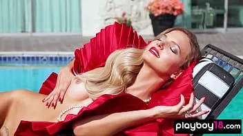 Reproduzir O estande de amanda de beleza elegante e magra revela suas formas naturais ao ar livre