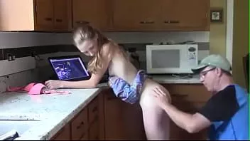 Oynat Genç bebek becerdin tarafından üvey baba süre o saatler porno