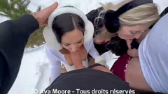 play Snowy Threesome: Pasangan Amatir Berambut Pirang & Berambut Berambut Double Blowjob Double dan Cumshot