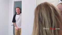 Abspielen Stiefschwestern, die in einer verbotenen lesbischen Begegnung gefangen sind