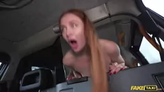 Reproducir Pelirroja milf eva berger monta una polla masiva en público