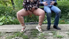 Reproduzir BBW MILF irrita em público e serve a um estranho sortudo