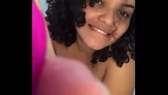 تشغيل تجارب النجمة الإباحية اللطيفة كاتي مانسون مع الألعاب الجنسية لأول مرة