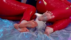 Oynat Lezbiyen İri Güzel Kadınlar Arya Grander ve Sapıkça Lateks Ayak Fetiş Karşılaşmasında FetishAurae