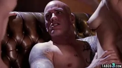 Riproduci Poliziotto malvagio scopa la piccola adolescente Kristen Scott e Nina North in un selvaggio quartetto con sesso violento e azione con un grosso cazzo