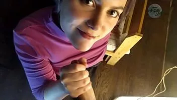 Abspielen Gewöhnlicher russischer hausgemachter Porno mit einer schlechten Handlung und schönem Deepthroat